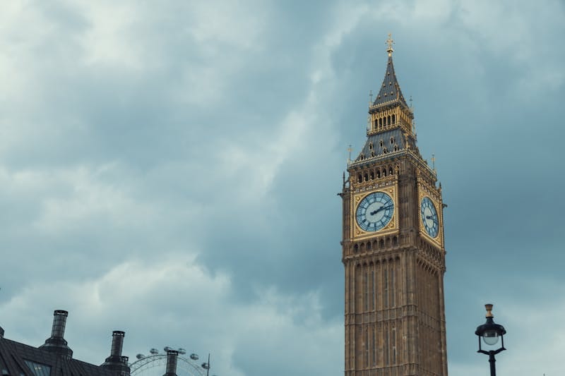 Big Ben sous un ciel nuageux à Londres