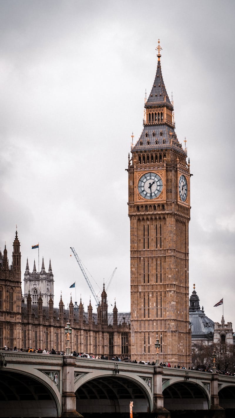 Big Ben avec drapeaux Union Jack à Londres