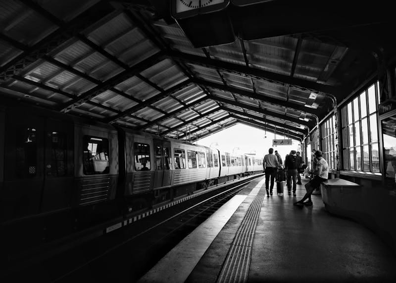 Voyageurs sur le quai de la gare ferroviaire de Londres