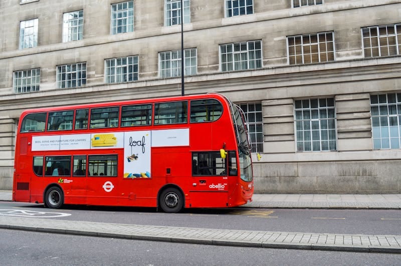 Bus rouge à impériale dans les rues de Londres
