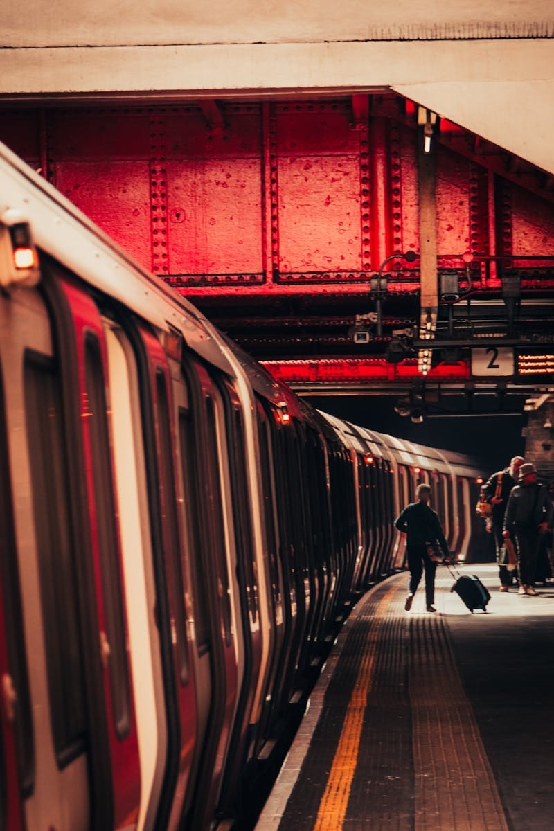 métro Londres – Station de métro souterrain de Londres avec voyageurs