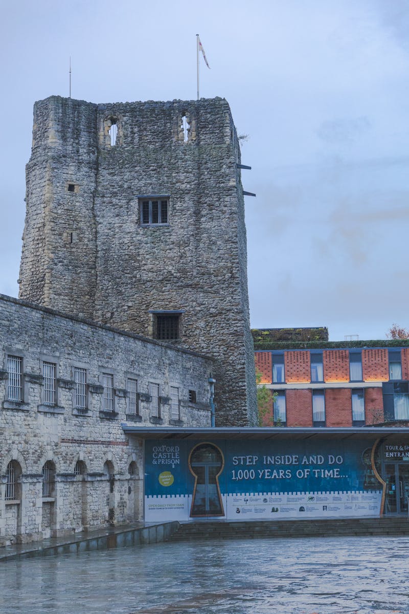 Architecture de château historique en Angleterre, pierres anciennes et tour fortifiée