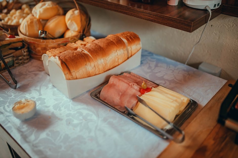 Buffet petit-déjeuner hôtel pain charcuterie fromage