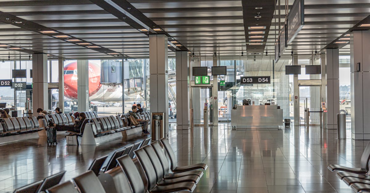 Panneau de la douane britannique à l'aéroport indiquant les voies à déclarer pour les passagers en 2026