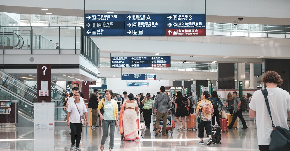 Bagages et valises de voyageurs européens passant le contrôle douanier UK Border Force