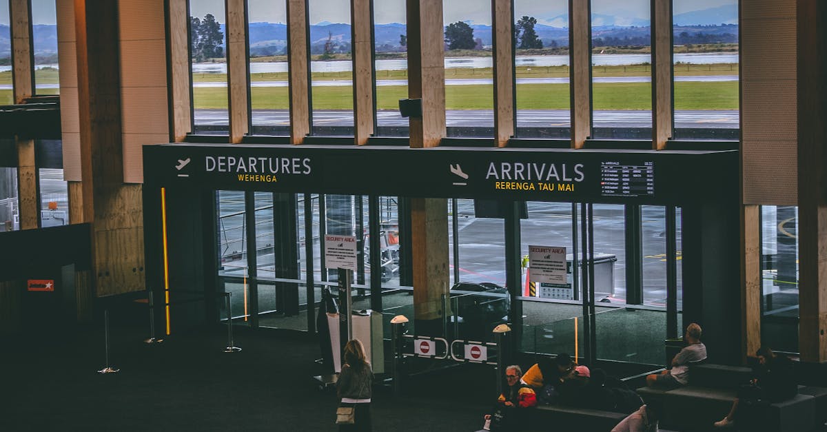 Terminal de l'aéroport d'Heathrow avec passagers présentant leurs achats à la douane