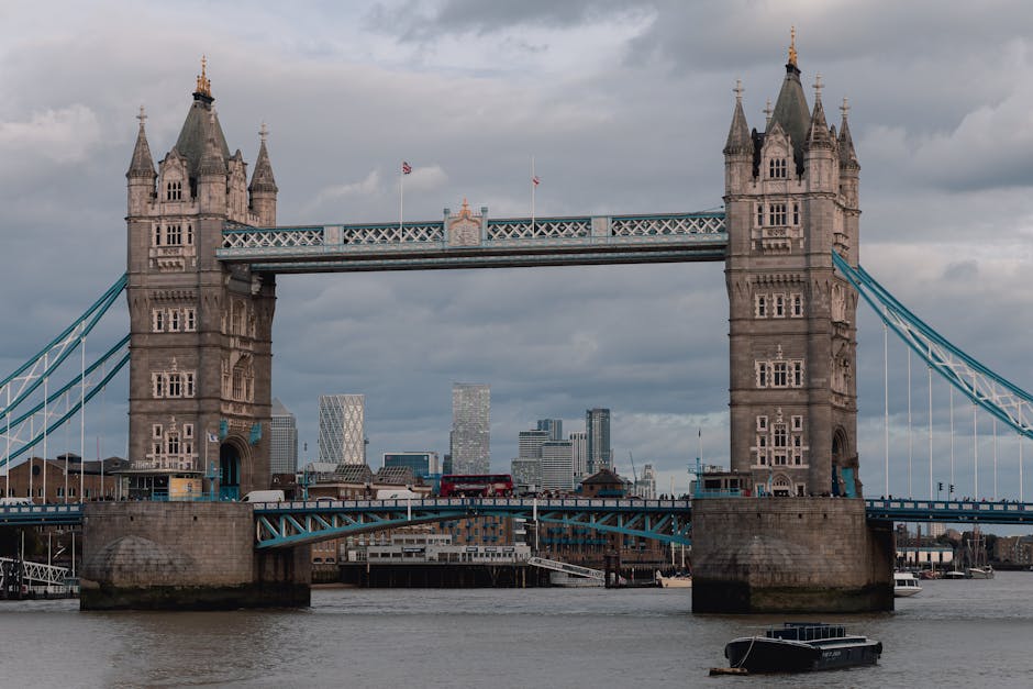 Vue panoramique de la skyline de Londres avec Tower Bridge sur la Tamise au coucher du soleil