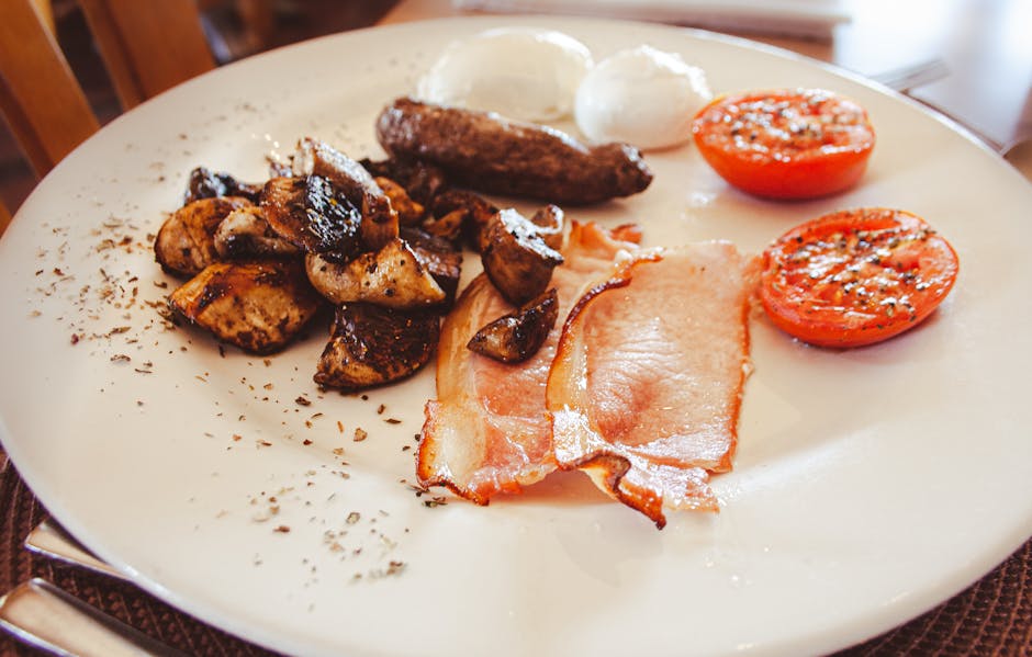 Petit-déjeuner anglais bacon œufs pochés champignons tomate