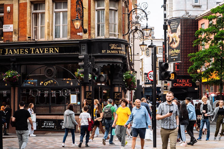 Pub anglais traditionnel à Londres avec barmaid servant une pinte au comptoir