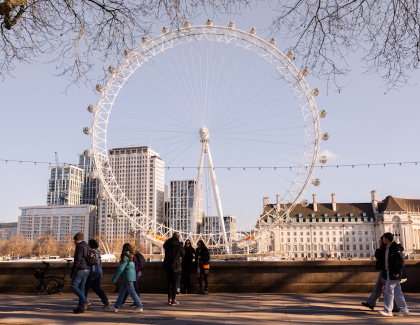 Parents et enfants jouant à Hyde Park à Londres pendant un voyage en famille