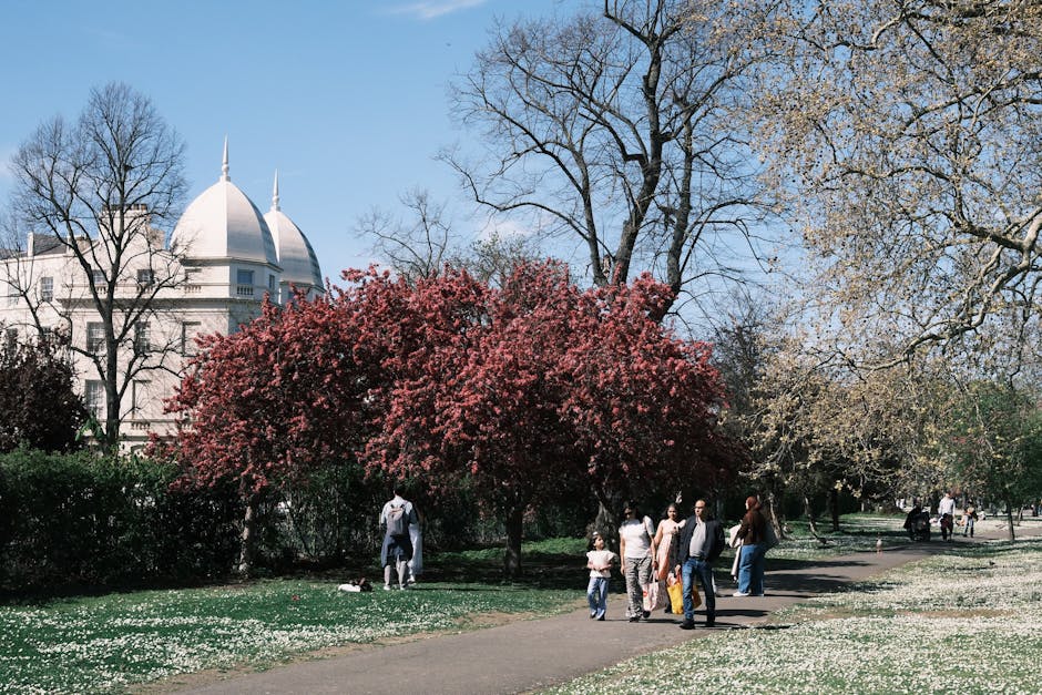 Famille en bateau sur la Tamise avec enfants admirant les monuments de Londres