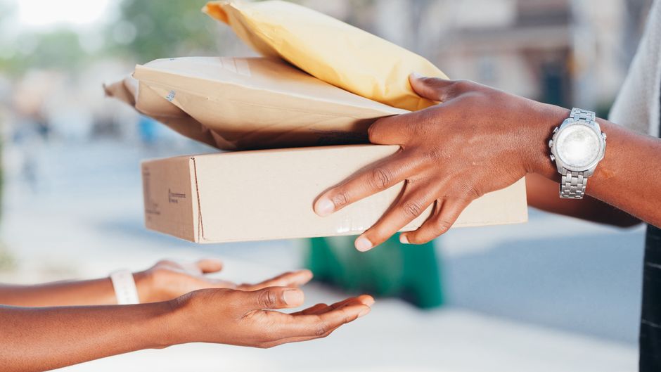 Écran d'ordinateur affichant un panier d'achat en ligne au Royaume-Uni