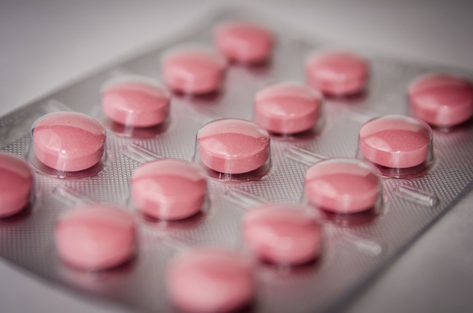 Trousse de médicaments rangée dans un bagage à main pour l'avion