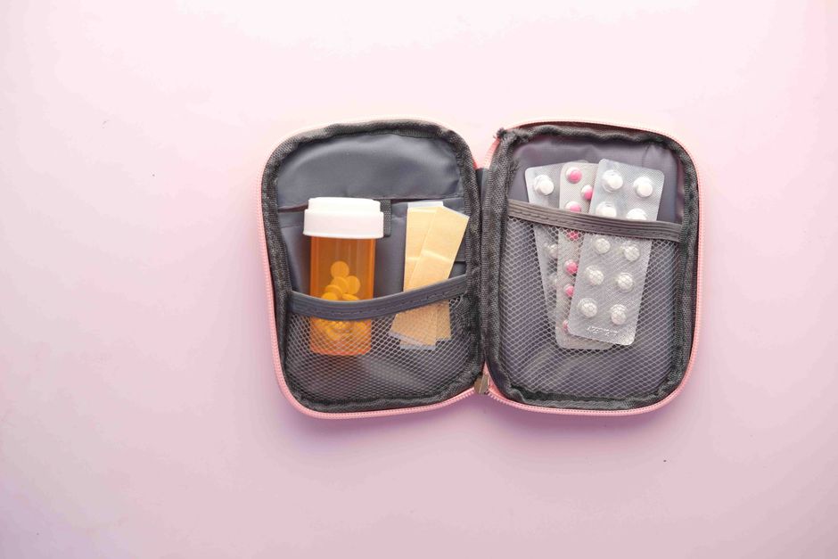 Liste de substances contrôlées et lettre du médecin sur un bureau