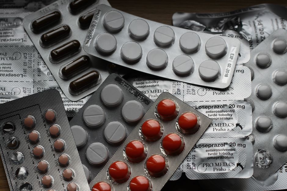 Pharmacie britannique avec rayons de médicaments sans ordonnance