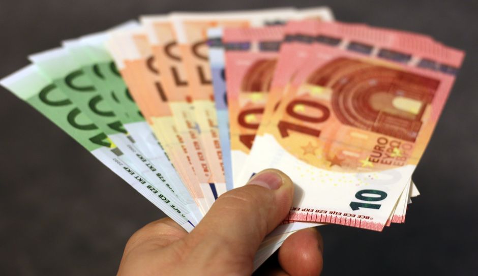 Carte bancaire et quelques billets, alternative au liquide au Royaume-Uni