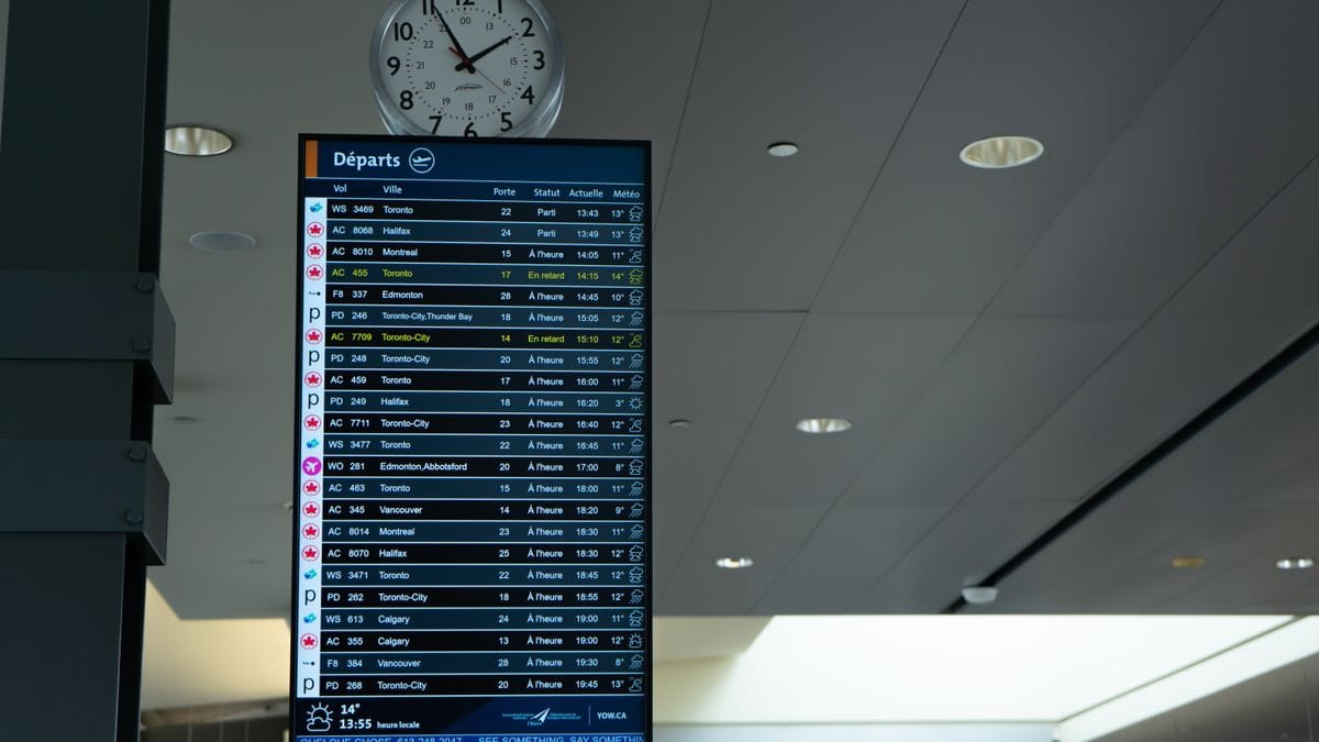 Voyageur suivant le délai de sa demande ETA Angleterre sur smartphone