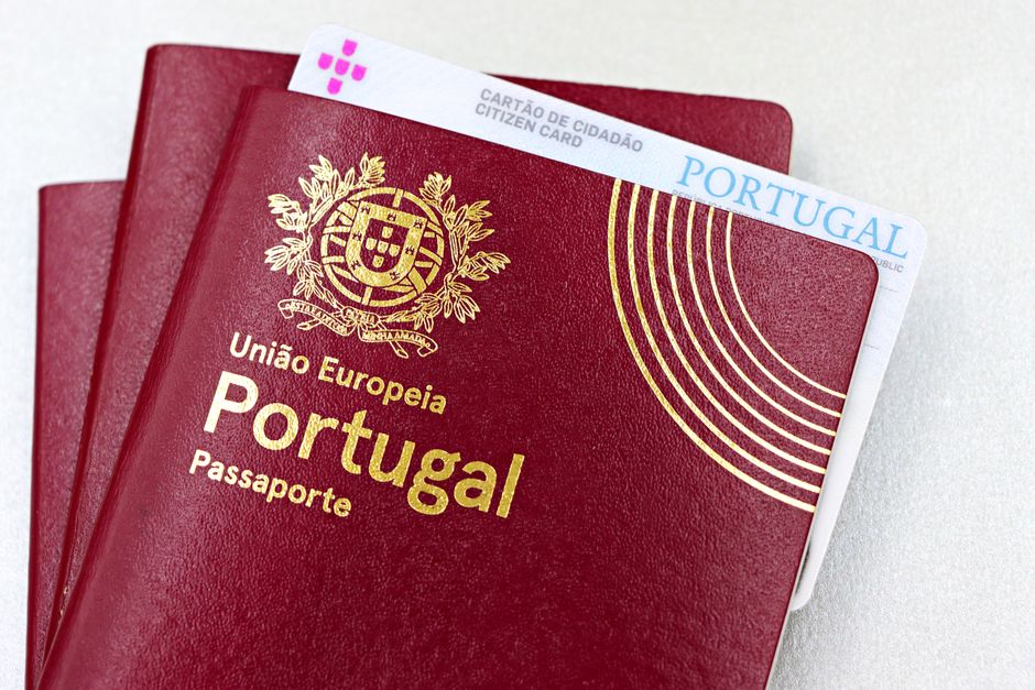 Passeport et carte d'embarquement, documents pour voyager au Royaume-Uni