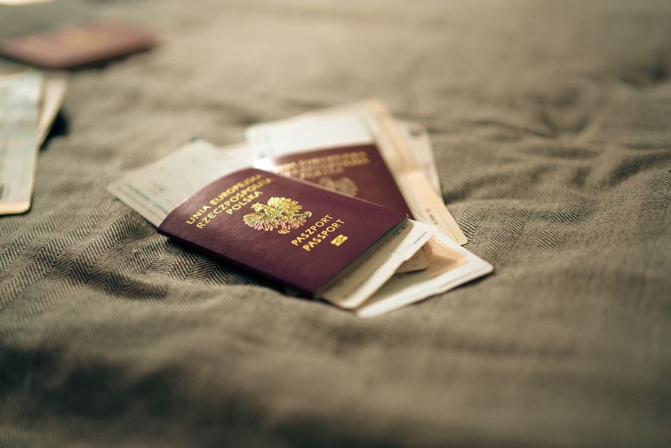Billet de retour et réservation d'hôtel posés sur une table