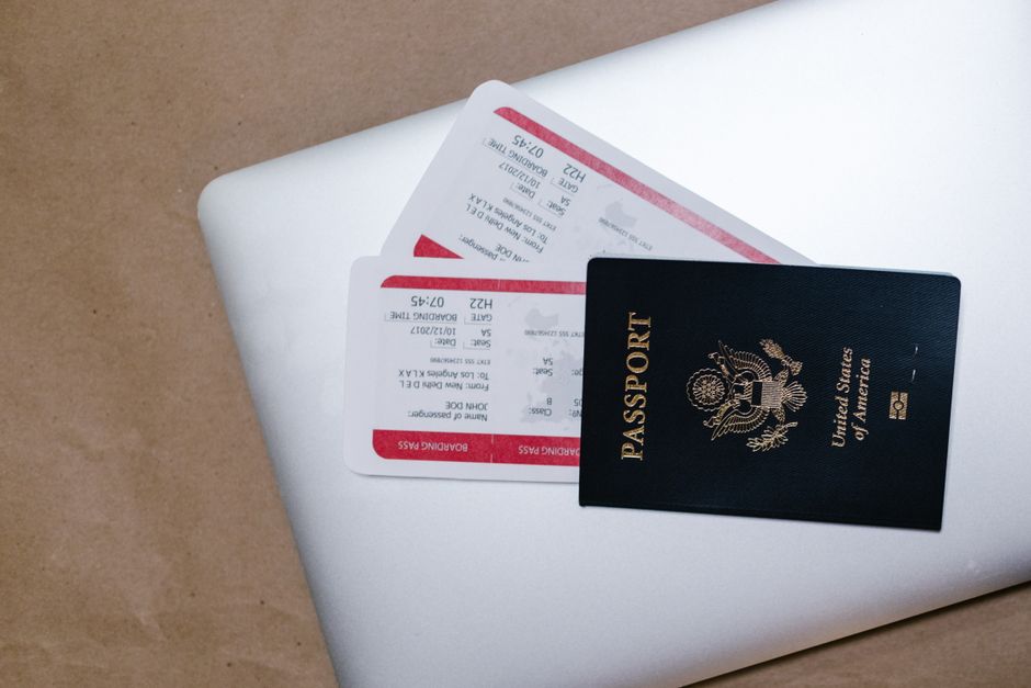 Famille préparant les passeports des enfants avant le départ