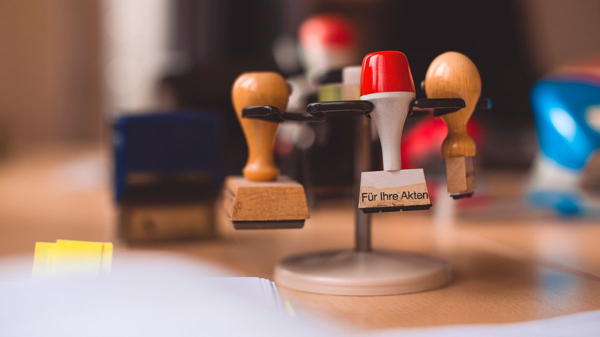 Voyageur analysant le motif de refus de son ETA sur ordinateur