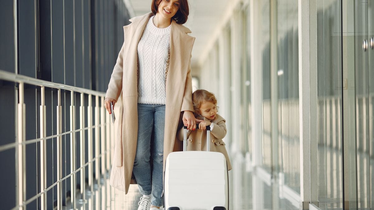 Passeports et documents réunis pour la demande ETA Royaume-Uni prix famille 2026