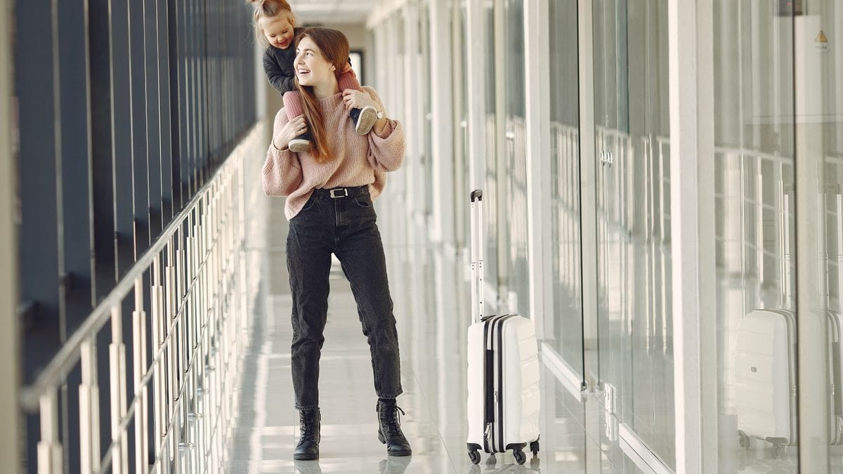 Parents et enfants préparant leur budget de voyage au Royaume-Uni