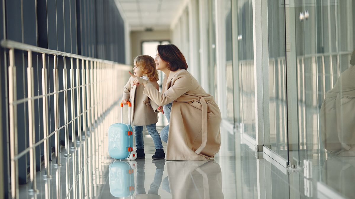 Enfant tirant son bagage à main dans un terminal d aéroport