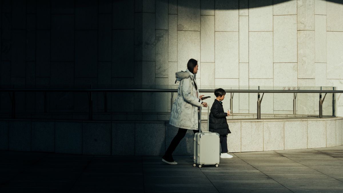 Préparation du sac cabine familial avant le départ vers le Royaume-Uni avec ETA UK