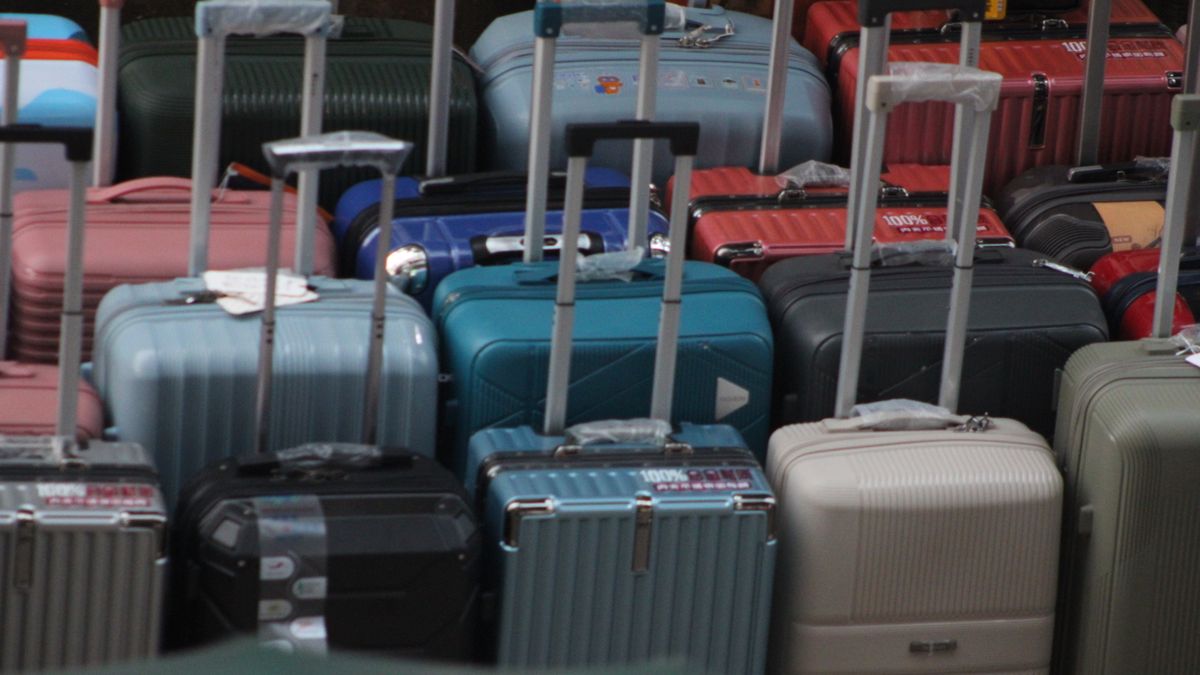 Famille avec poussette et bagages à l embarquement vers Londres