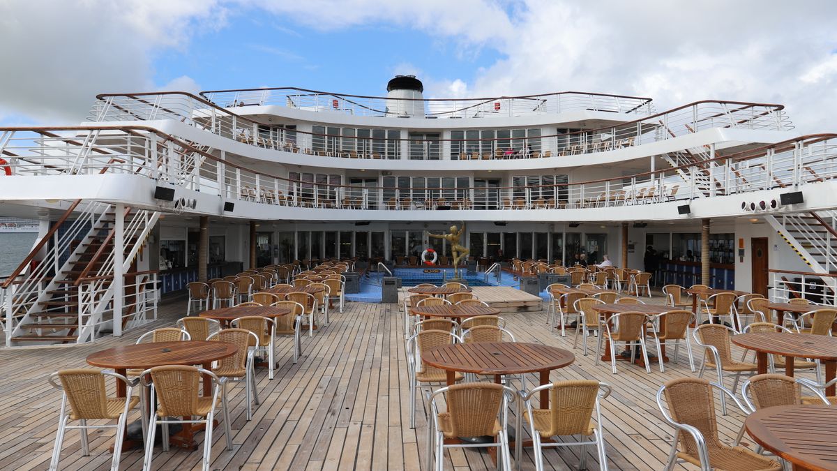 Navire de croisière à quai dans un port britannique pendant une escale