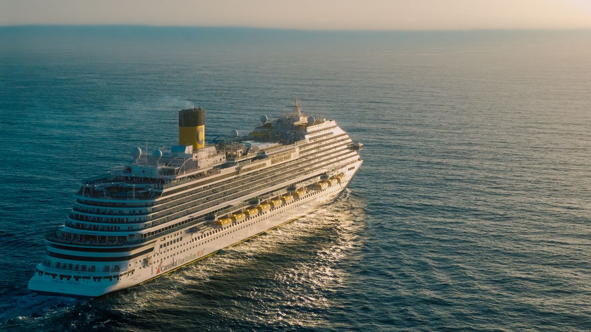 Croisiériste remplissant le formulaire ETA UK avant l embarquement
