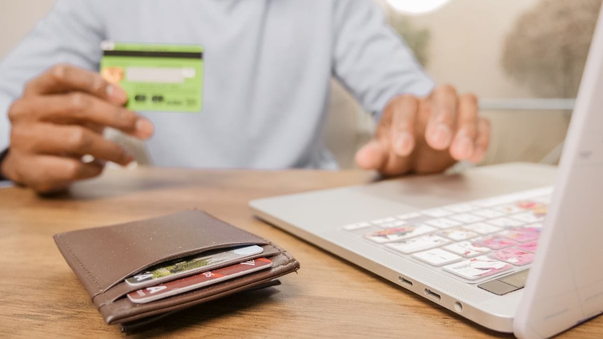 Voyageur vérifiant les règles de remboursement ETA UK sur ordinateur portable