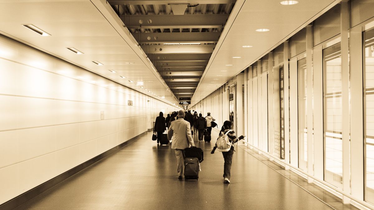 ETA UK transit aéroport enfants : famille en correspondance dans un terminal