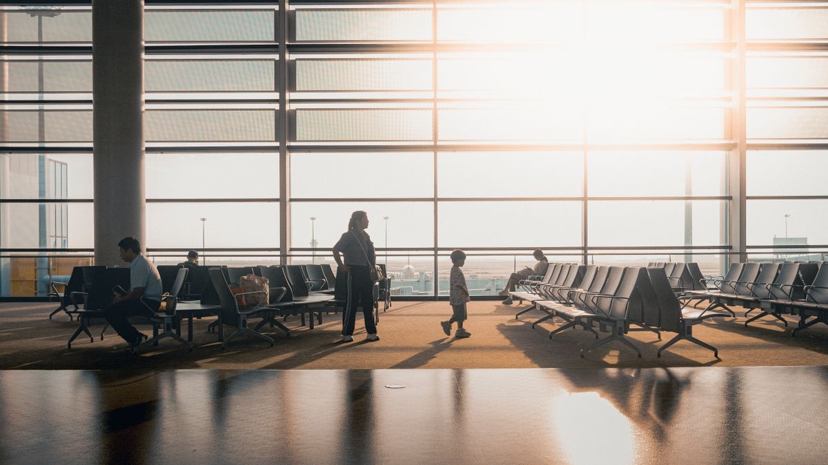 Enfant et parents suivant les panneaux de transit à l aéroport de Londres