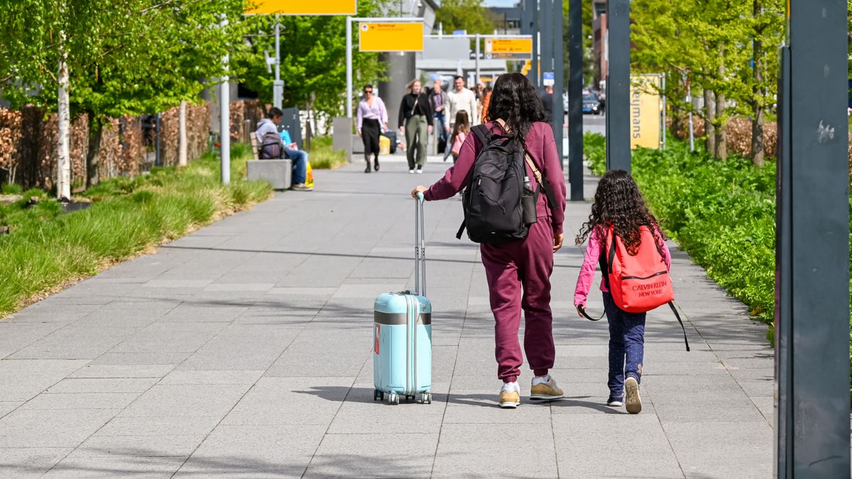 Famille française attendant sa correspondance avec ETA UK en transit aéroport