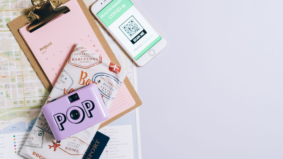 Voyageur vérifiant la date d expiration de son ETA sur smartphone