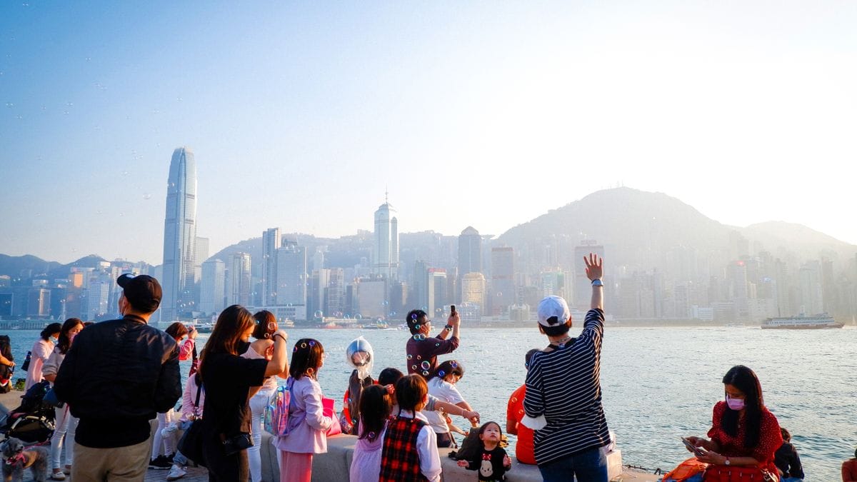 ETA UK Hong Kong famille à l’aéroport