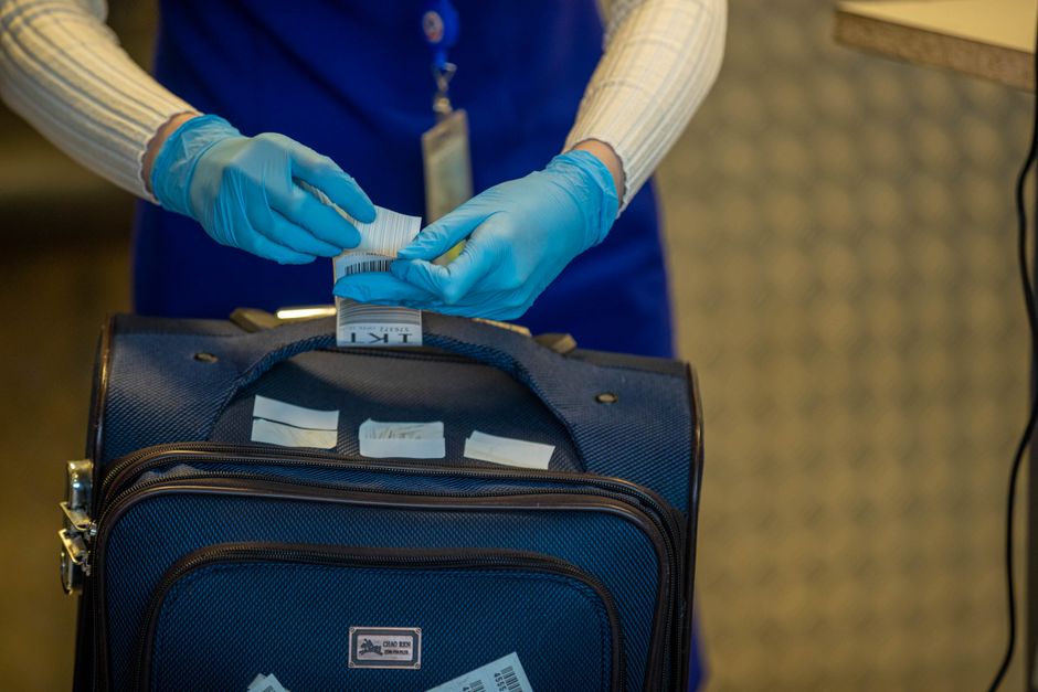 Bagage à main ouvert montrant les objets interdits en cabine