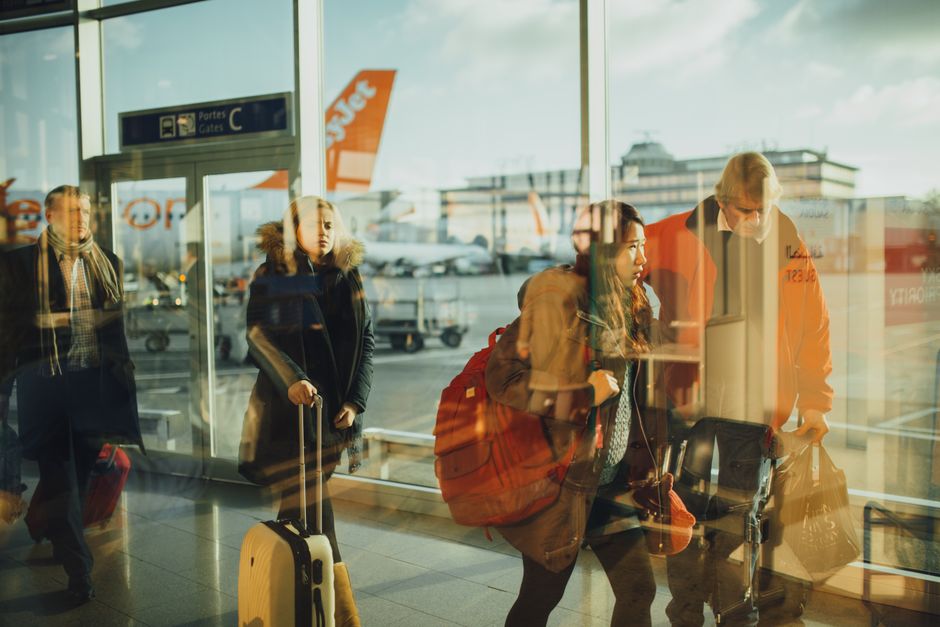 Voyageur préparant son bagage à main pour le Royaume-Uni