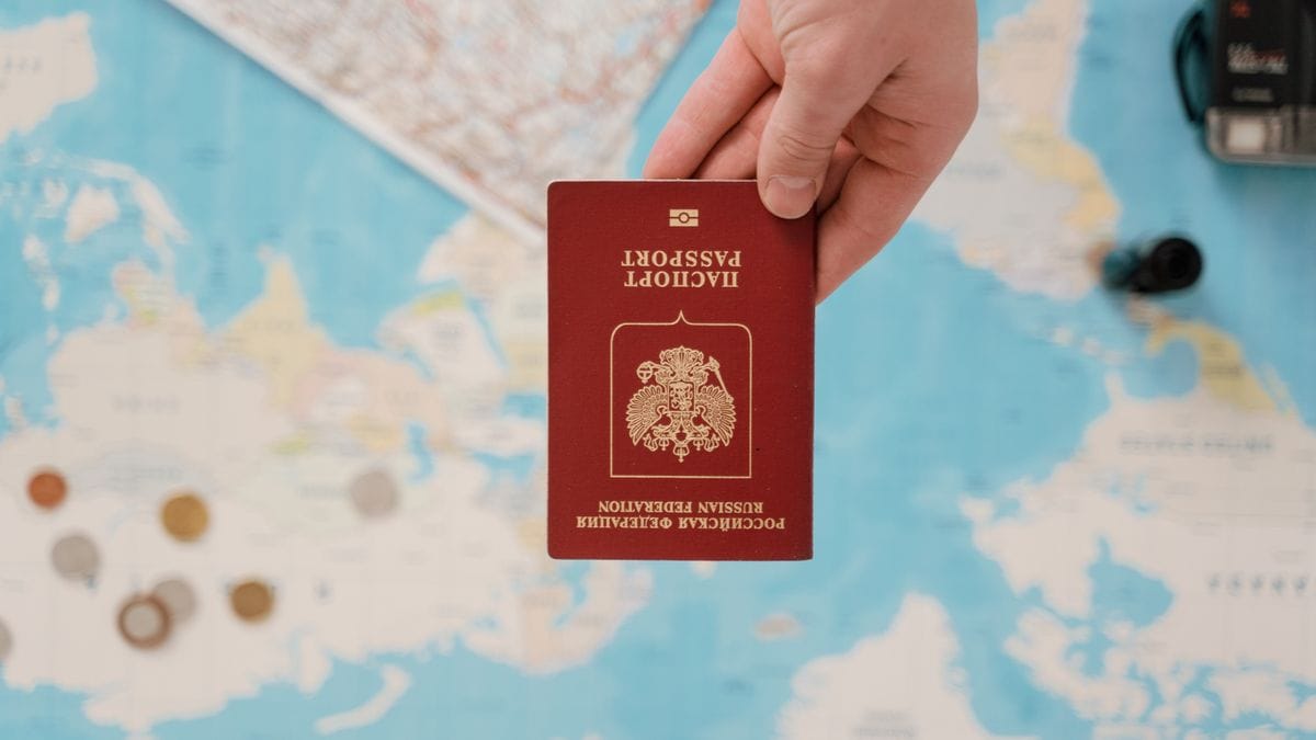 Enfant tenant son passeport pour le Royaume-Uni
