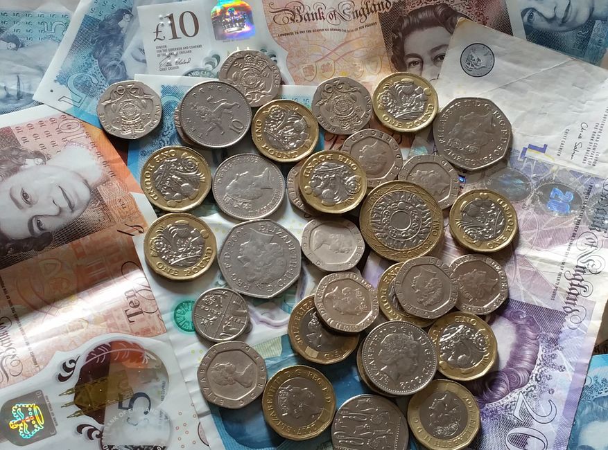 Touriste payant par carte bancaire dans un magasin britannique