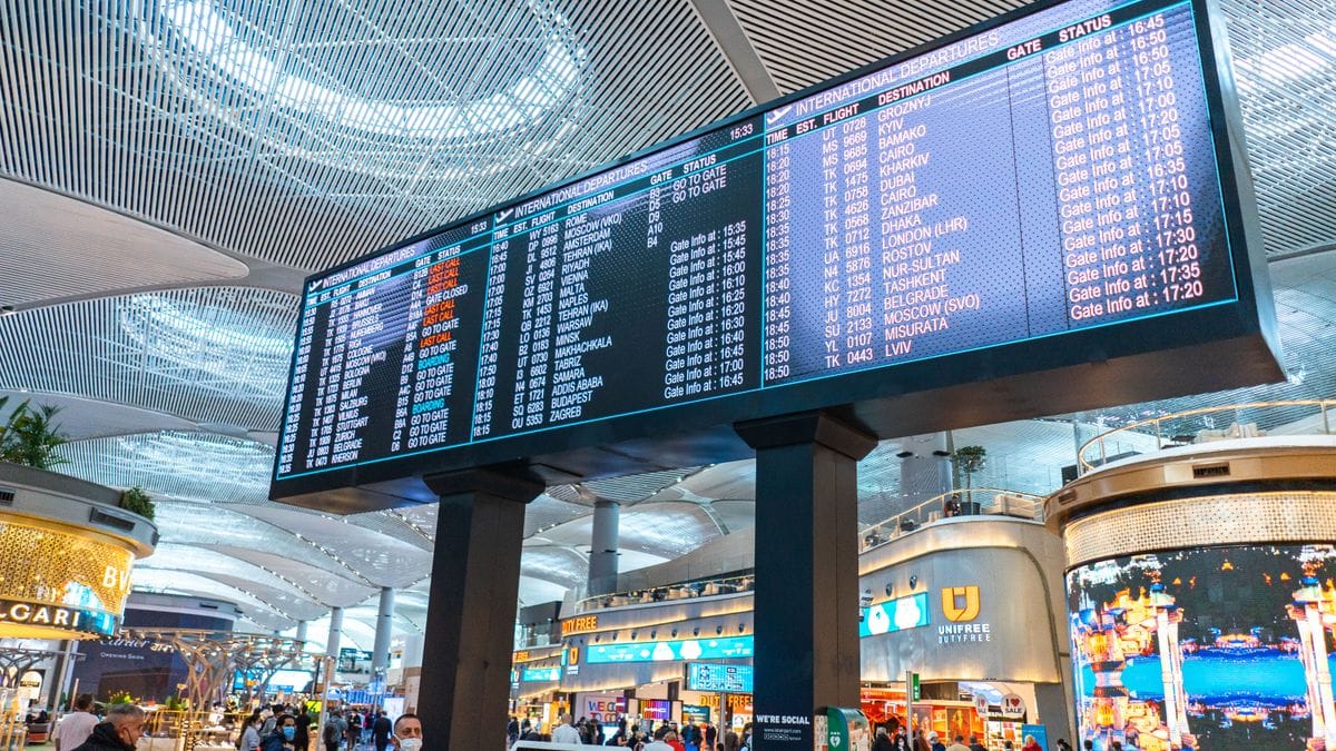 Voyageur en transit dans un aéroport britannique