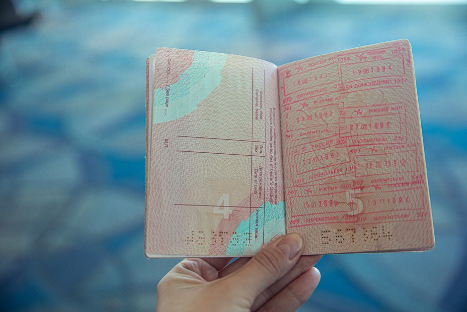 Agent de la Border Force contrôlant un passeport à Heathrow