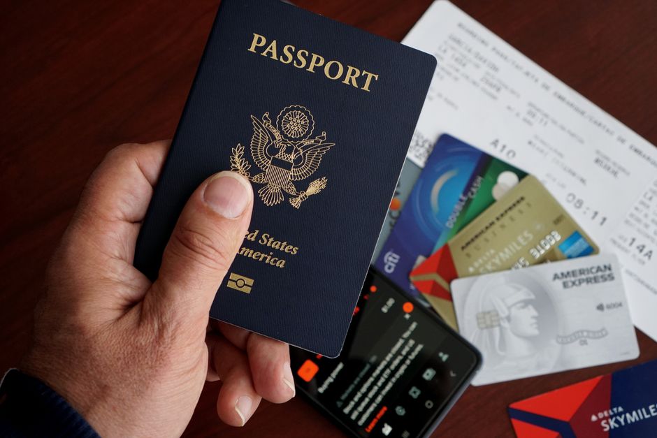 Voyageuse présentant ses documents de voyage à un agent britannique