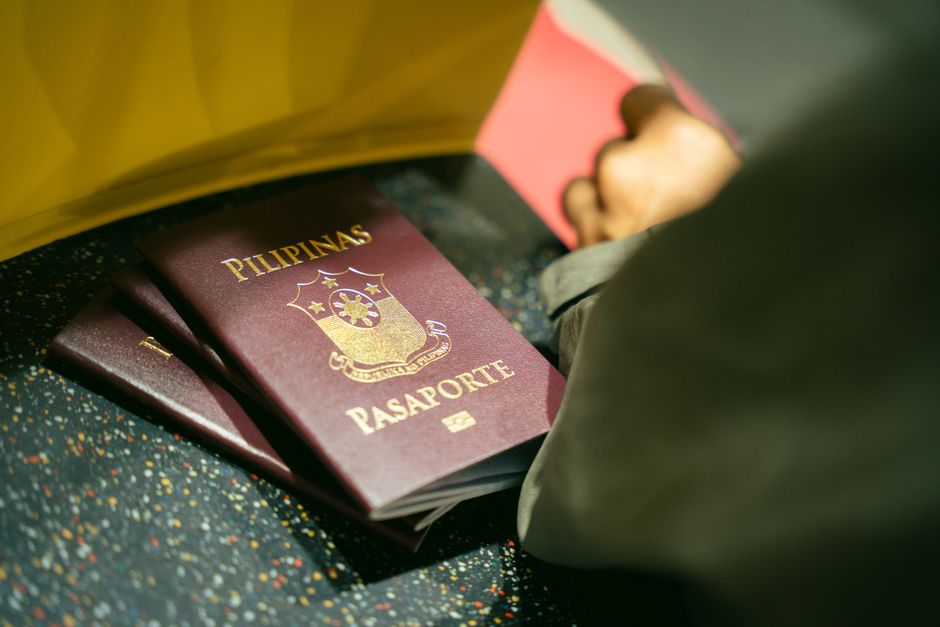 Parents et enfants présentant leurs passeports au contrôle britannique