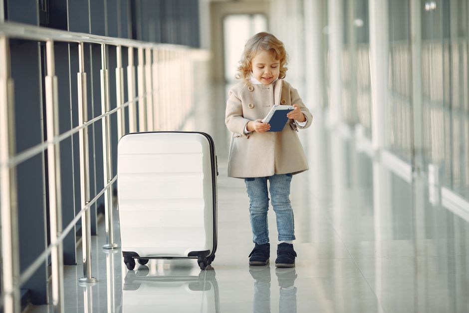 Bébé voyageant avec ses parents vers le Royaume-Uni