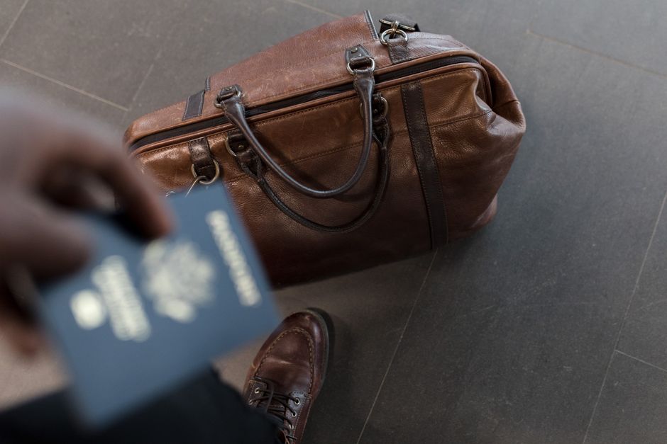 Grands-parents et petits-enfants à l'aéroport de Londres