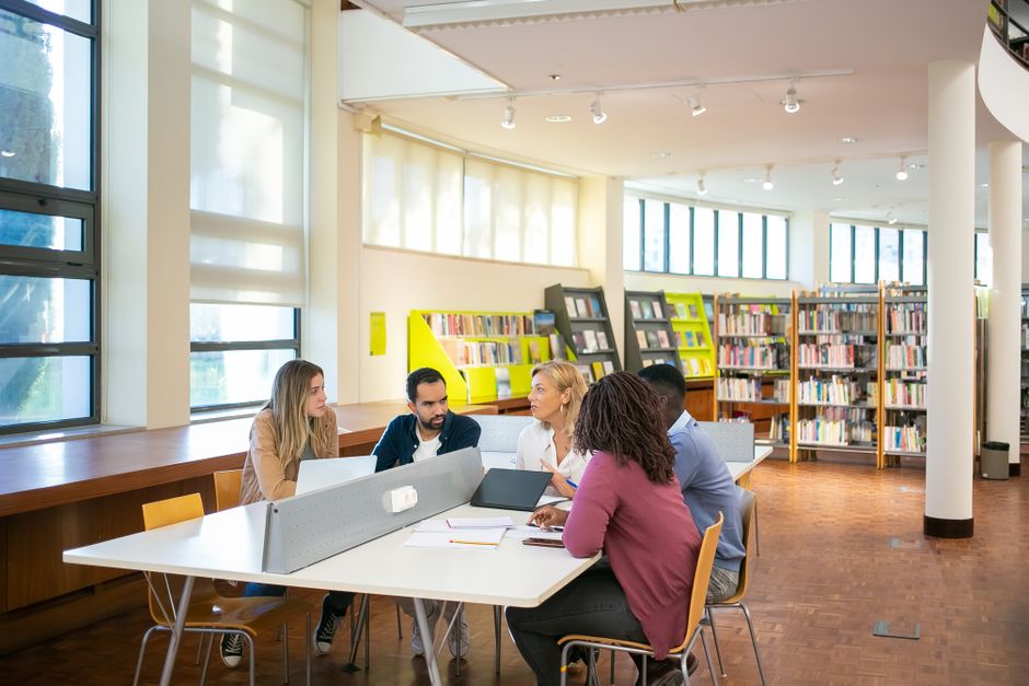 Étudiante en visite étudiante UK ETA sur un campus britannique