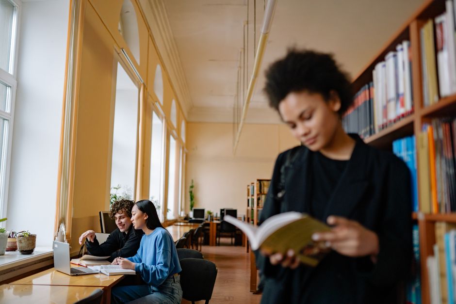 Bibliothèque universitaire au Royaume-Uni avec étudiants